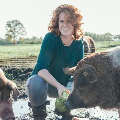 Inge houdt varkens en kippen gevoerd met restproducten. Tegen voedselverspilling, voor lokale kringlopen en lekker vlees! https://t.co/kTkAmCfxWk