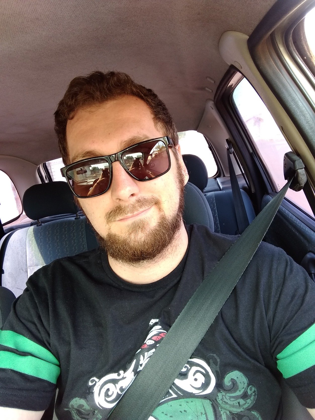 Sou irritante, Odeio ser o centro das atenções, num gosto de me apresentar em publico, sou mau humorado, chato, estressado e completamente idiota.