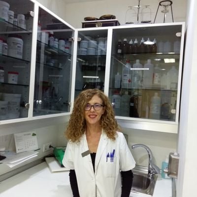 Farmacéutica Comunitaria. comprometida con su profesión, defensora de  ella y, sobre todo, afortunada de poder trabajar para que sea posible