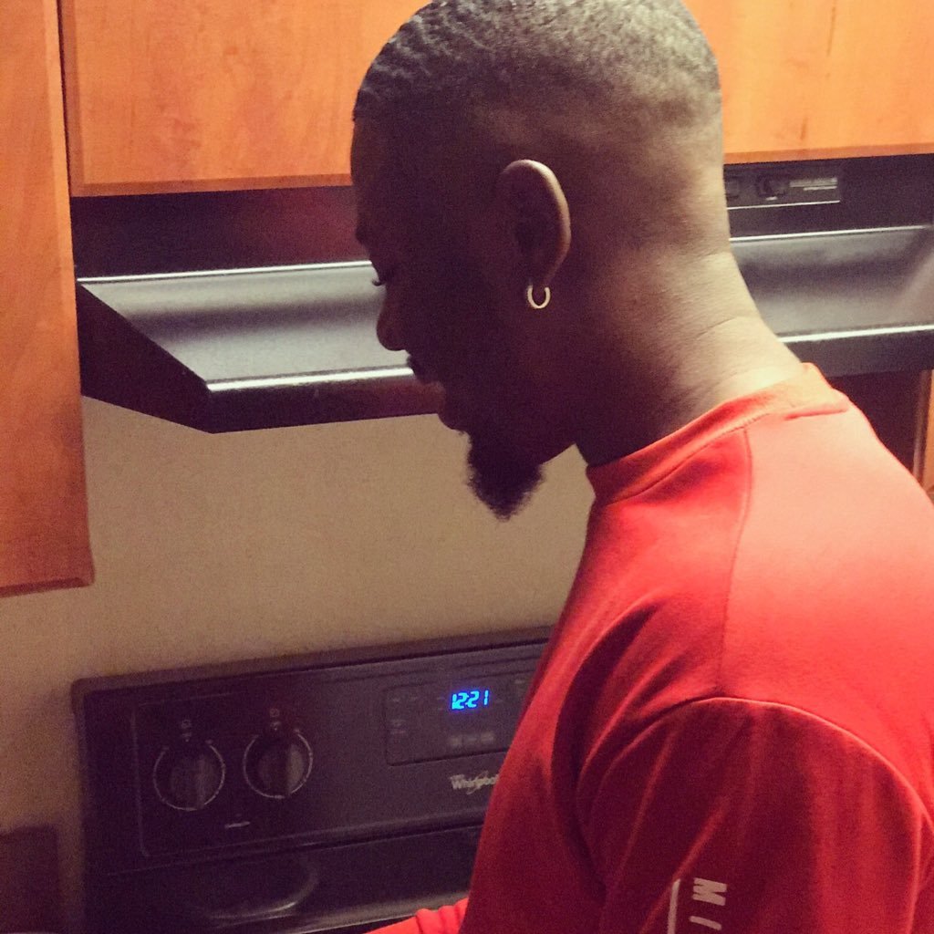 Lowkey_MikeDee's profile picture. Professional Diddy Bopper | Retired Field Activist | Keeping Hope Alive 🎗