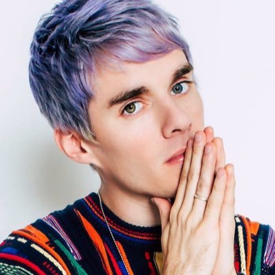 HI FREE FOLLOW I LOVE WATERPARKS SEE MY DUMB TWEETS HERE: @REGllONAL