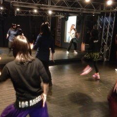 JPOPでダンスが好きな人 フリコピ カバーダンス コピーダンスの教室です。 好きな楽曲の振付レッスンを受けてステージ発表出来るダンススクールです。 発表会出演メンバー募集！レッスンの受講などお問合せ→yokohama@tomboy.jp