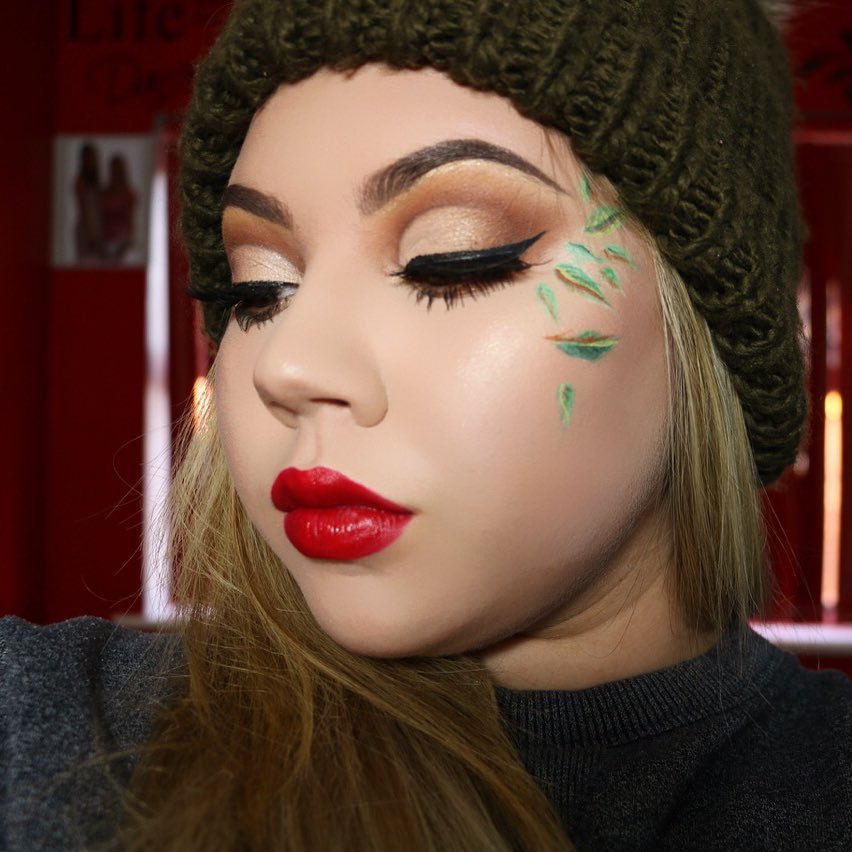 Just An 18 Year Old Self Taught Make Up Artist From The UK Sharing My Love And Passion For Makeup 👀 •Instagram- Elliejaynemua •Snapchat- EllieJayneMUA•
