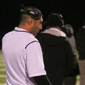 Founder of @vIQtorySports 🏈 Helping Coaches Get Better Each Day. Defensive Coordinator/WR Coach at Bellingham High School. Get Free Coaching Resources ⬇️