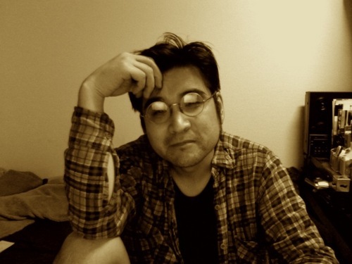 KOMADON_'s profile picture. アナログ専門家。アナロジー思考法に基づいて版画を検めたり楽器を奏でたりしてます。街の公演（公園じゃないわよ）のプログラムブックも最近の仕事です。尚又、組み画の実務経験を活かし、CG動画を趣味で作ってますの。いやはや、デジものは趣味でやるに限るわ。あとは音的にシングルトーンを好むゆえアーマッド・ジャマルが主要BGMです。