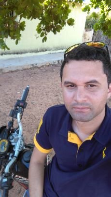 Era um grande nome - ora que dúvida! Uma verdadeira glória. Um dia adoeceu, morreu, virou rua... E continuaram a pisar em cima dele. (Mario Quintana)