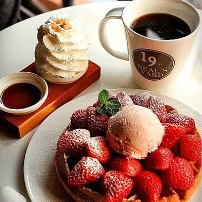 Aquí encontraras una innumerable variedades de cafe y deliciosos waffles de frutas 🍌🍓🍎🍇con helado 🍨🍧