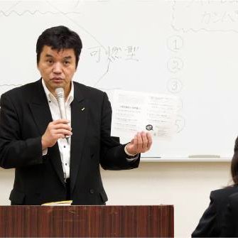 【講演内容】
会社が30年間生き残れる確率はたった0.021%
そんなビジネスの最前線で30年間経営をしてきたグループ代表による「社会に必要とされる人の心得」
日々ビジネス、学生、人事、そして経営者と向き合い続けた男の語る「今の社会」に必要な心構えとは。
社会に出る上で大切なことが学べます！
参加は無料です！