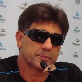 Ex-campeão em tudo, atual técnico de futebol, eterno pegador e eterno fake.