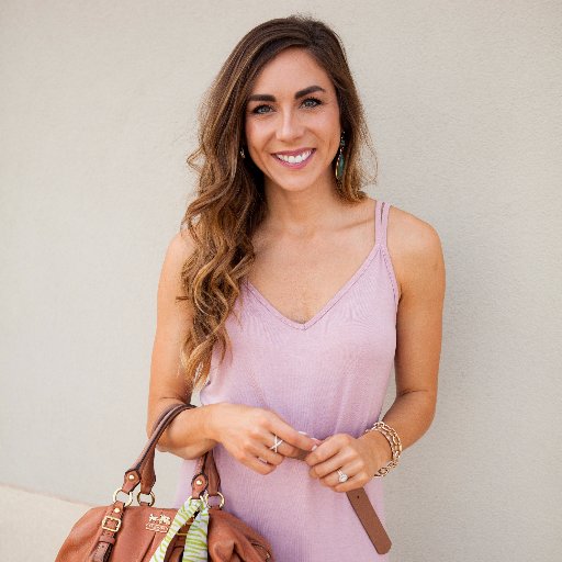 life // style // jewelry // exploring trends one paycheck at a time. I love cheap wine, online shopping + BSB. 🙏🏼1 Peter 4:10 📍KCMO Instagram: @robinconnor_