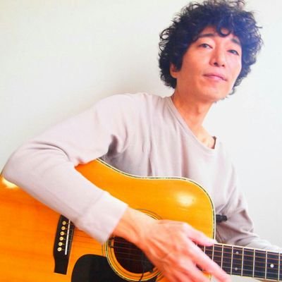 ロック歌手。たけ楽団。桟敷の詩人。ソロ。日本人の父と韓国人の母の間に産まれる。釜ヶ崎を拠点に活動中。