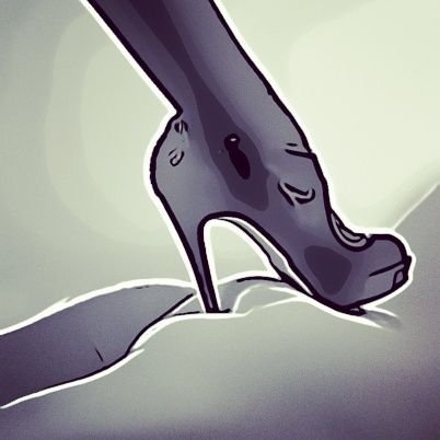 Mistress per passione. Vivo la mia vita da dominatrice con lo schiavo sempre al mio fianco, che non solo è il mio umile servo ma è anche il mio compagno.