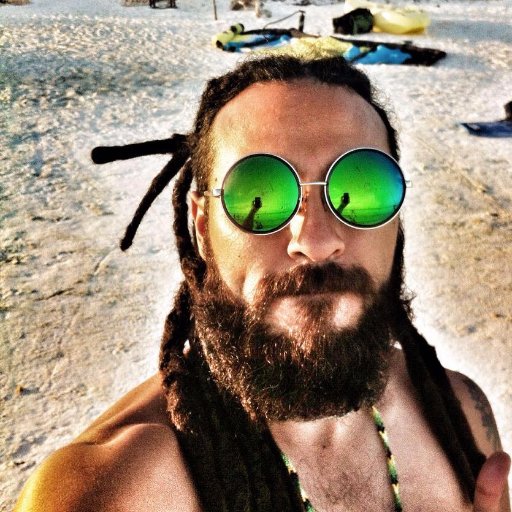 Yisus Rastaman 💯%mexicano, amante del deporte, la cerveza, la playa y de la música, trotamundos de corazón y jugador de los Bulldogs Gotcha.