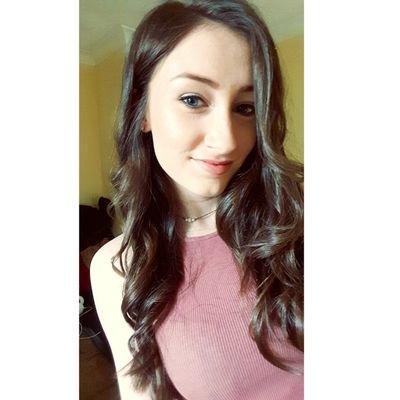 Profile Picture of Alice (@alicewakefield_) on Twitter
