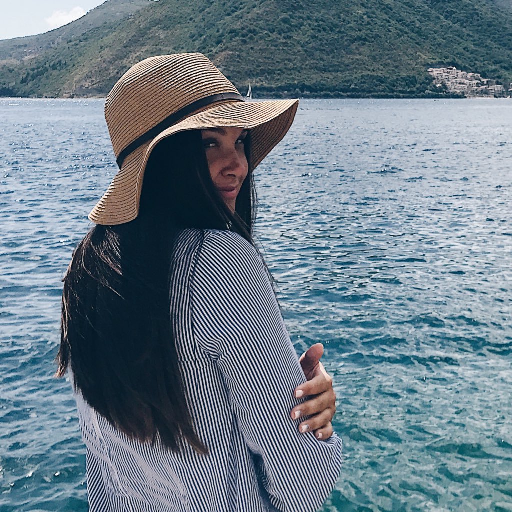 MakarovaAnna's profile picture. Это твое личное дело:куда поворачивать - направо или налево, двигаться вперед или остаться тут.Это никого не ебёт,ты сам выбираешь маршрут. (Guf)