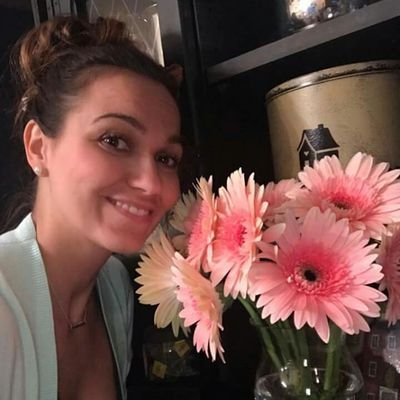 je suis une personne joviale, amicale, cool, sympa etc etc...
je m’intéresse au sport et la musique, j'ai la joie de vivre et je vous réserve plein de suprise😍