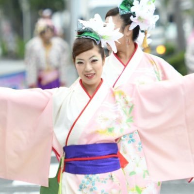 大阪府泉佐野市のよさこいチーム六花(りっか)の副代表 兼 踊りコーチをしています。 趣味はよさこい、ピアノ、生け花。 40歳からダンスも始めました(笑)3児19.16.15の母でもあります。宜しくお願いします😊