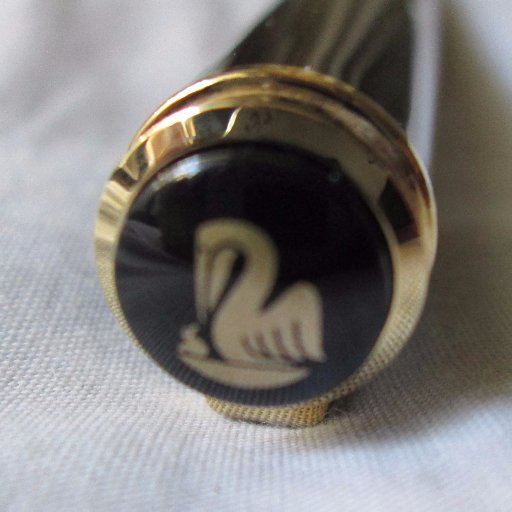 shirokame400's profile picture. 万年筆使用者。但し文具限定アカウントではありません。内容は気まぐれ。種々雑多に呟きます。
ただいまスキマの植物を探索中