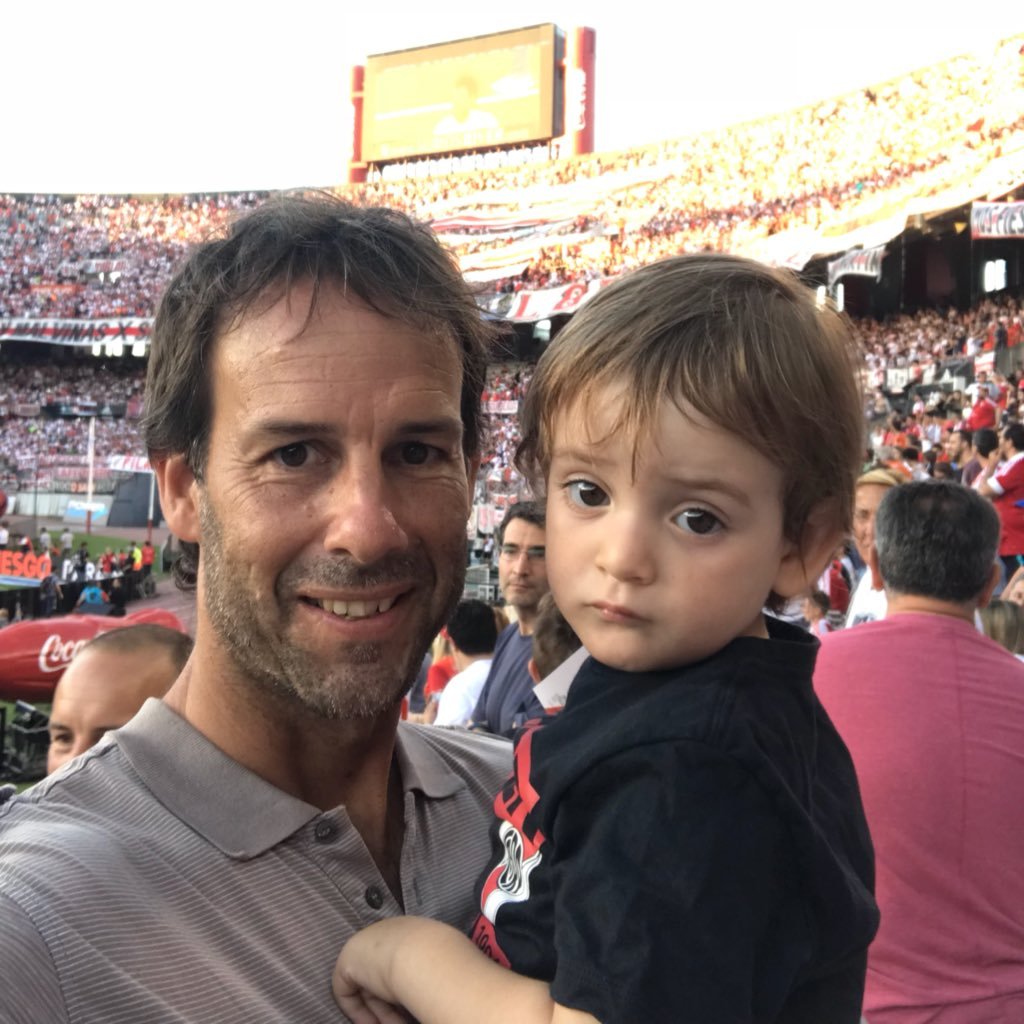 Hincha fanatico y socio de River. El CLUB más grande. Papa de dos gallinitas increíbles.