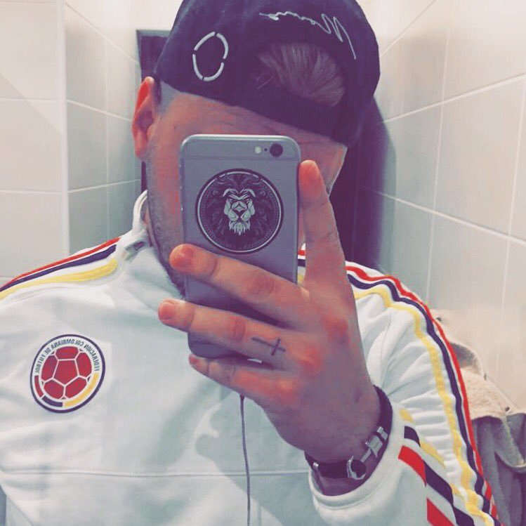 SergentDgt's profile picture. Gros, j'suis pas le meilleur, j'vais pas mentir loin de là. J'suis toujours le même comme ma bonne vieille étoile ⭐️