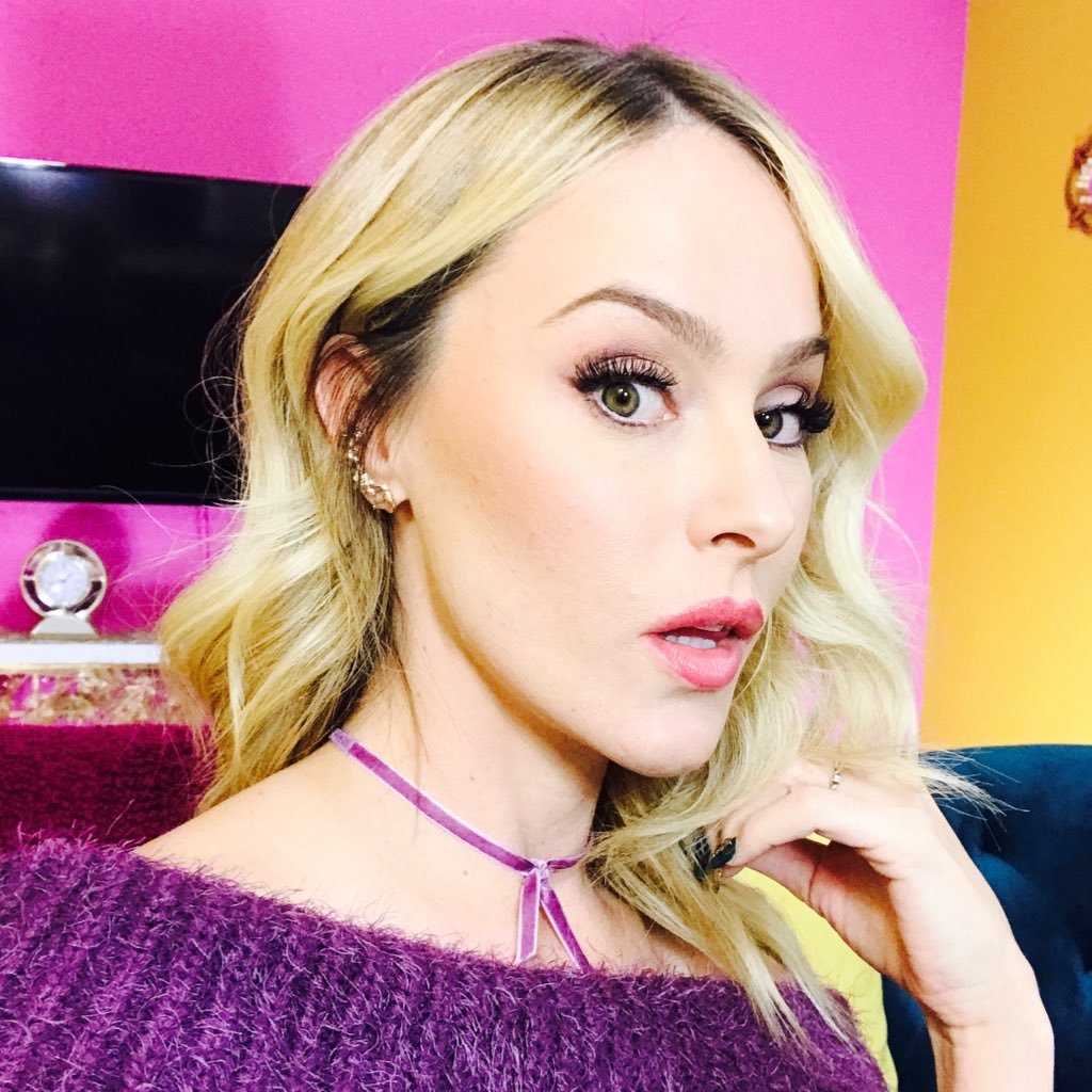 The Camgirl Expert💅🏻 I am a Professional Model, Entrepreneur, & Global Vloger here to provide expertise information in self-marketing & camming techniques.