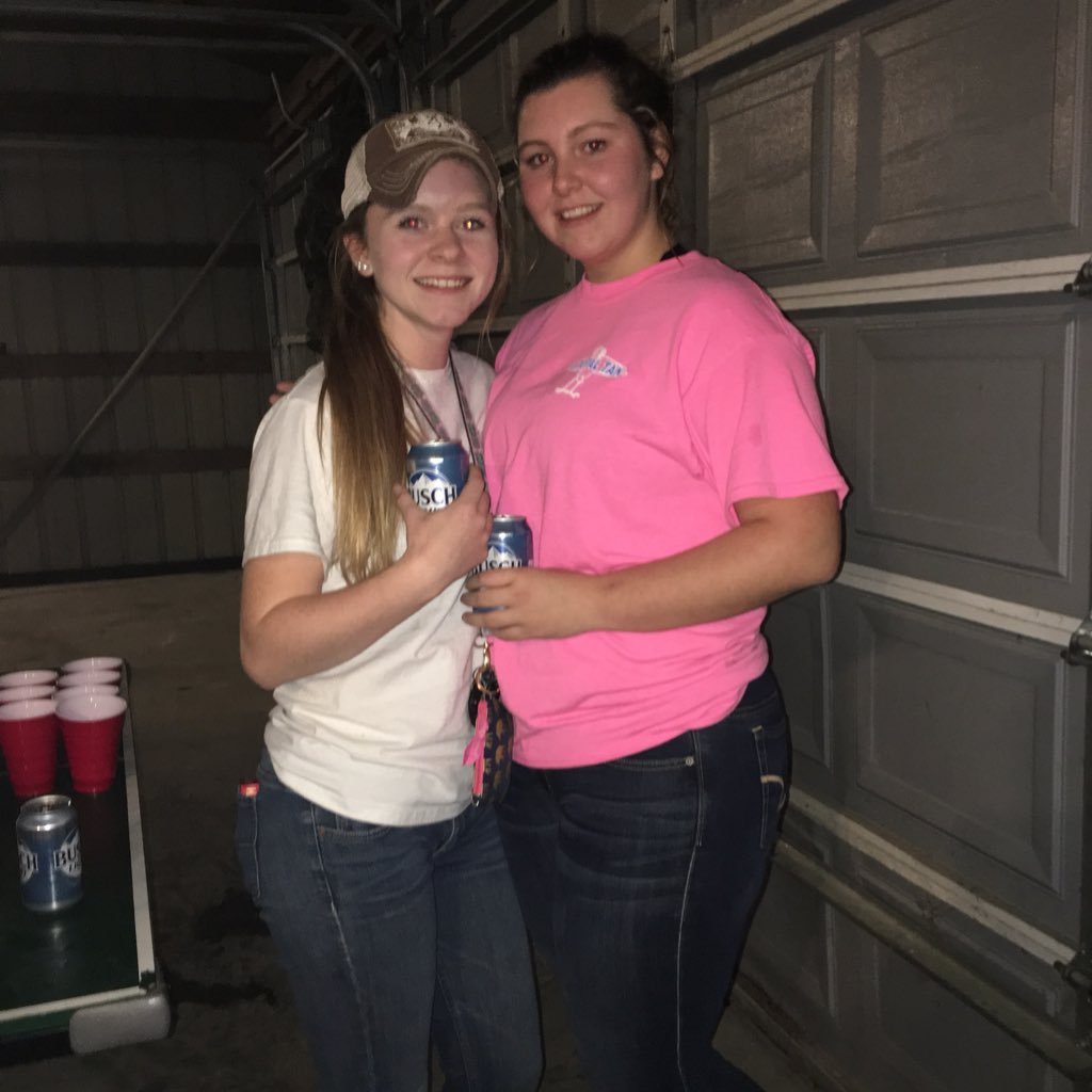 __leannn's profile picture. busch light always for the win 🤘 (currently new at this sooo, yea🤷🏼‍♀️).