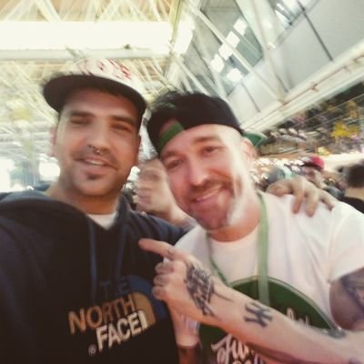 elputoswone's profile picture. A veces MC...
a veces escritor...
a veces sólo yo.