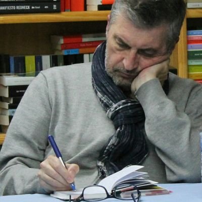 Mestre e editor en lingua galega