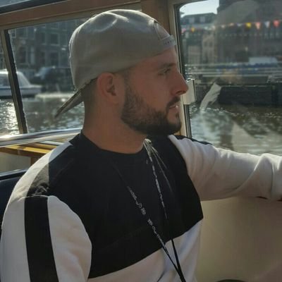 Maestro de Educación Física y graduado en INEF. Loco del deporte.