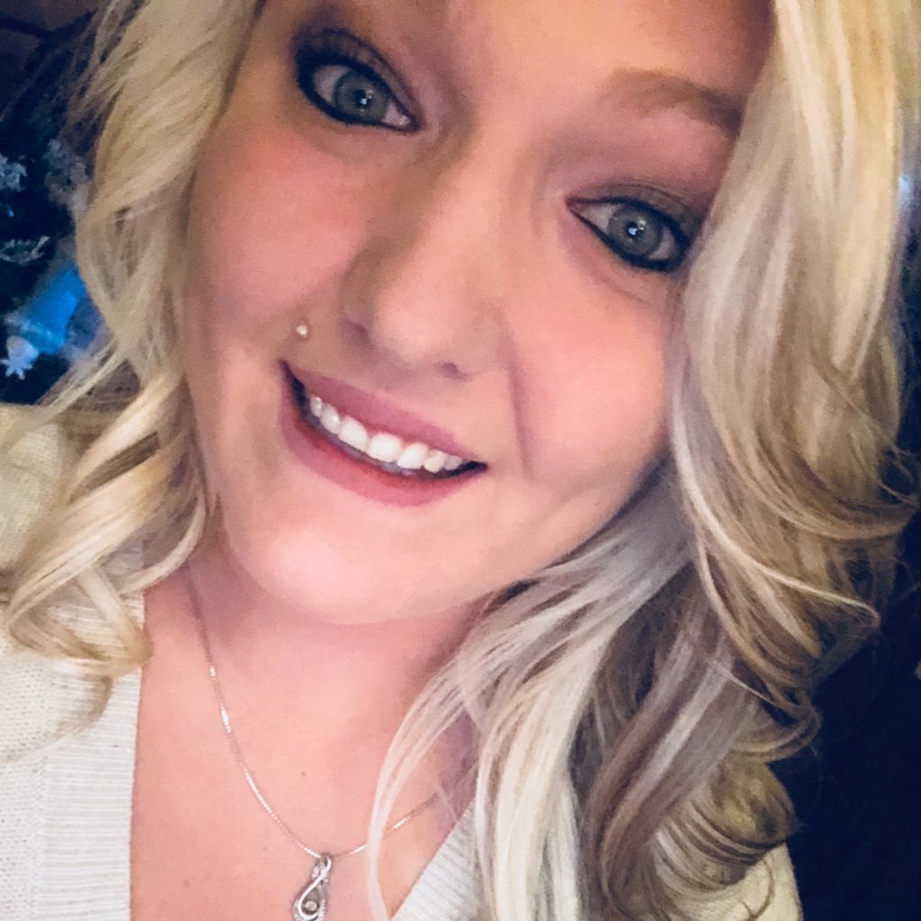 angstutz's profile picture. yours truly💀