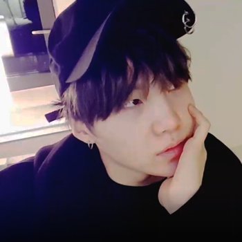 || min yoongi, fuiste la forma más hermosa y triste que tuvo la vida de decirme que no puedo tener todo lo que quiero.