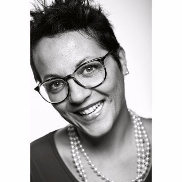 Foto in primissimo piano di Elena Mattiuzzo, giornalista