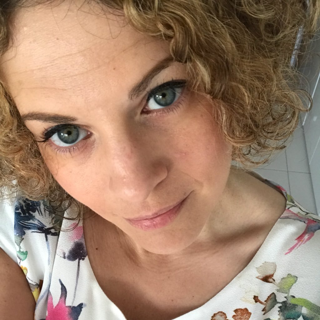 SandraLaPomme's profile picture. Pillendraaister | boekenliefhebster | meter van Mexi 🐕, Rayko 🦮 en Elisa 👧🏻