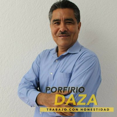 el hombre tiene erección en el lugar de trabajo