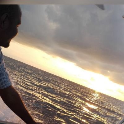 حاسب من الأحـزان وحاسـب لهـا حاسب علـى رقابيـك مـن حبلهـا راح تنتهـى ولابــد راح تنتهـى مـش انتهت أحـزان مـن قبلهـا ؟ عـجبى !!