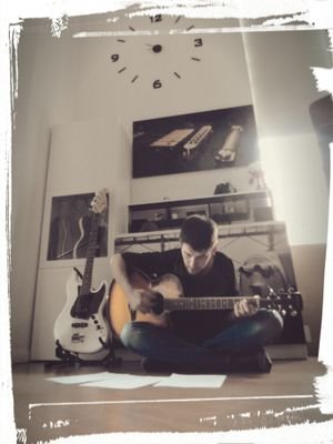 'Pon otra ronda de cultura para todos, invito yo'.
Entre melómano y musicópata.
Amante del humor absurdo inteligente.