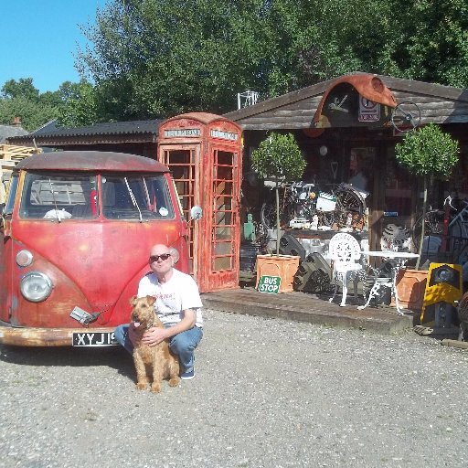 Gardener, eater, drinker, lover of vintage British film, sitcom, music hall, variety, pantomime . Owner of some Volkswagens and other general rusty stuff...