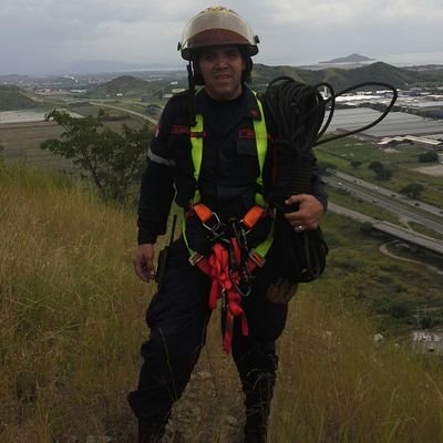 Funcionario Público, Bombero edo. Carabobo. Rescatista y Bombero Profesional, Paramédico, Radioaficionado (YY-4-GRW), T.S.U. Administración Industrial.