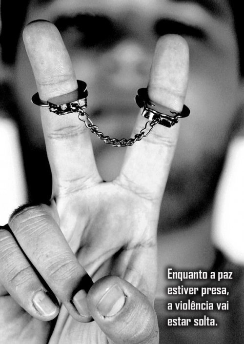 Somos 5 alunos da E.E Cônego Barros RP, e estamos com o objetivo de mostrar as pessoas um pouco mais sobre a violência hoje em dia.