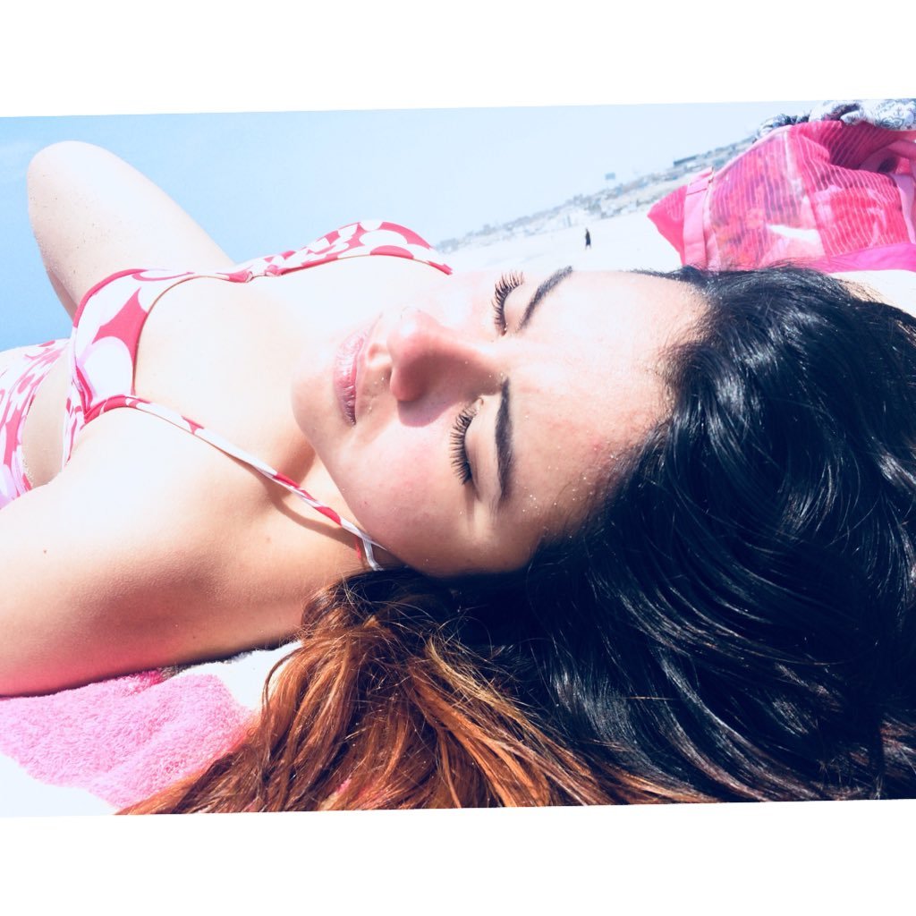 vaneiguess's profile picture. 19. Vegana. lgBt. 420.