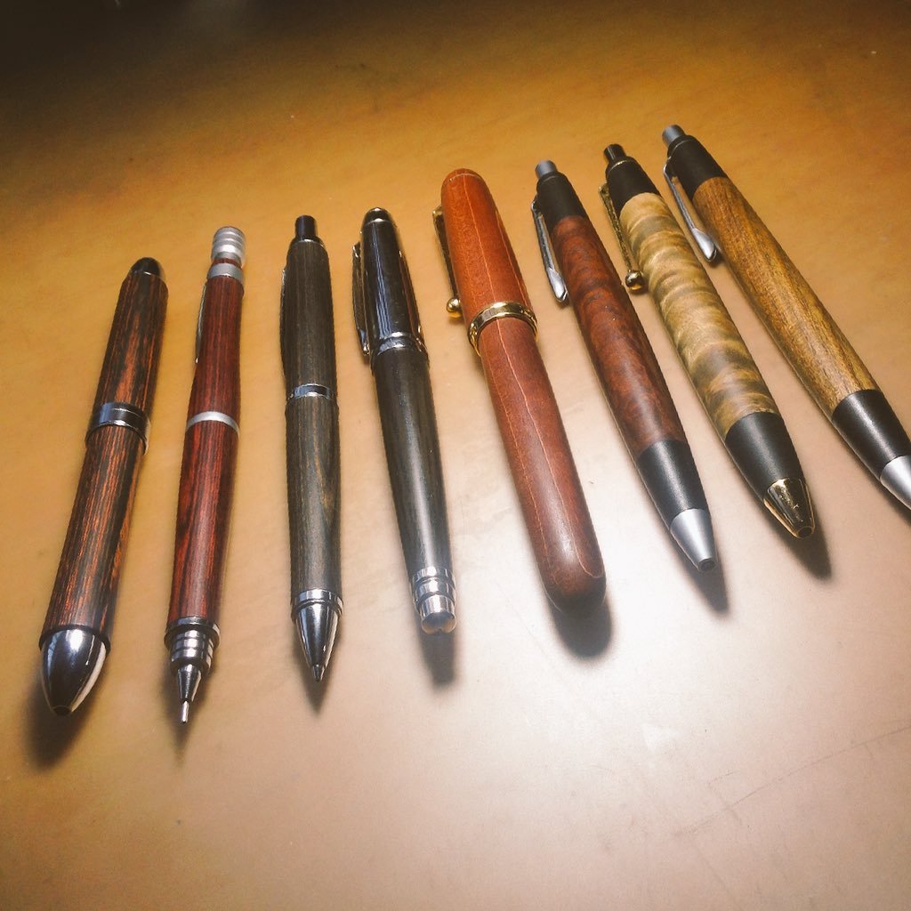 シャーペンと木軸が好きです。野原工芸さんは最高です。最近万年筆にハマりつつあります。