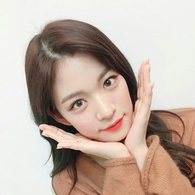 ( 봇 ) FROMIS_프로미스 ( @reealfromis_9 ) 예쁜 학생 이채영 입니다. 데뷔 많이 기데해주세용ㅡ!♡