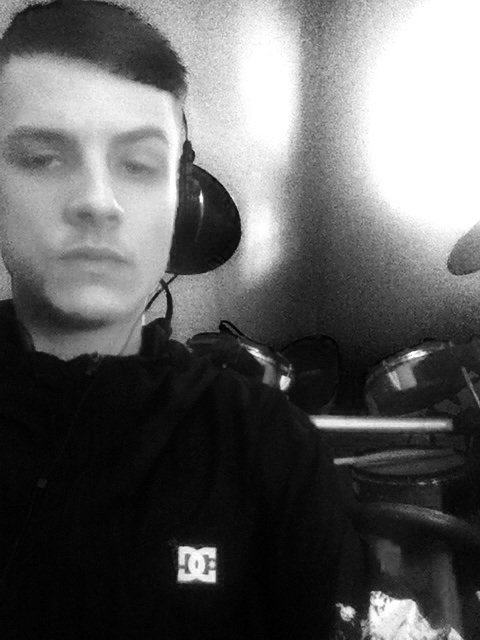 venerabilejay's profile picture. E a cada lágrima, meu mundo desaba, me desarma
E cada mágoa eu transformo em risada..