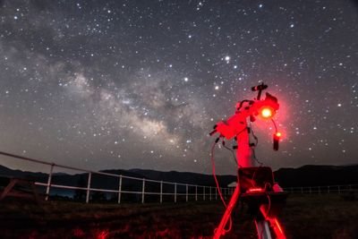 アマチュア天文家。スマホで星空を撮る方法を雑誌に書いたりしています。大学時代は物理と固体ロケット研究を少々。
R200SS/ED70SS/ACL-200/ASI2600MC Pro ×2/EOS R/SXP/AM5/スカイメモRS #スマホで天体写真