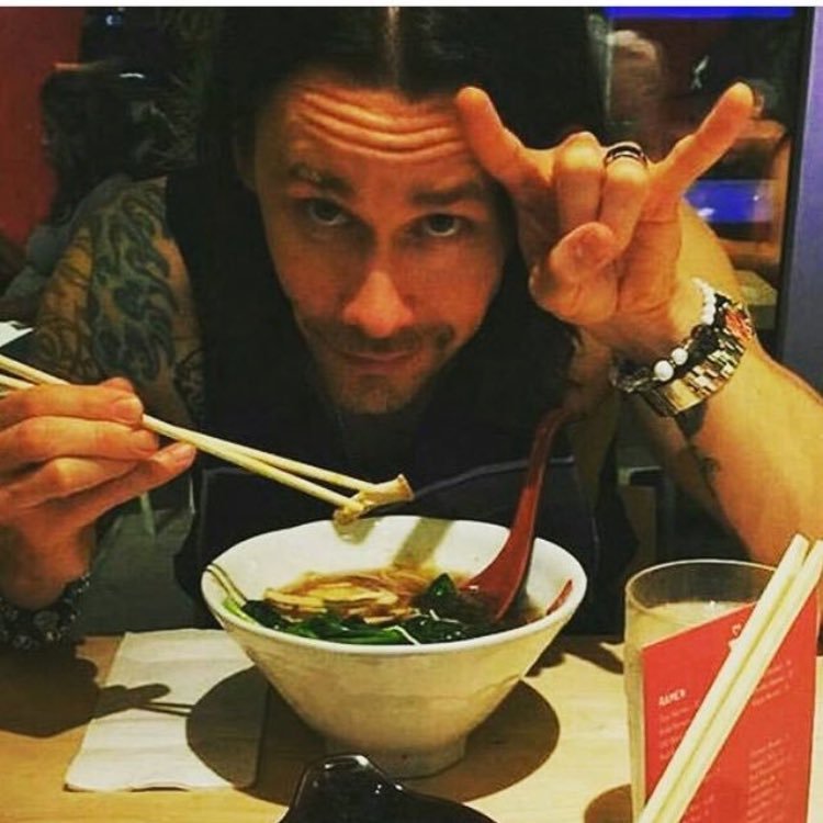 Myles Kennedy's big fan ; News and pics from THE BEST SINGER&GUITARIST IN THE WORLD @MylesKennedy ; #MKfamily :) Admin @Dexterw43875674