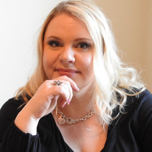 Business Therapist, & Speaker. I study the impact of small t trauma on entrepreneurship. I help my clients create a healthy relationship with their business.