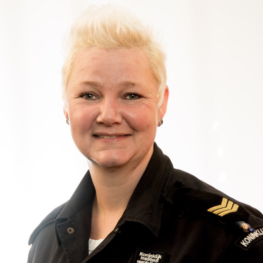 Sergeant van de logistieke dienst Administratie. Werkzaam als Sr. NSE medewerker te Brugge bij het Departement Catering BE/NL.