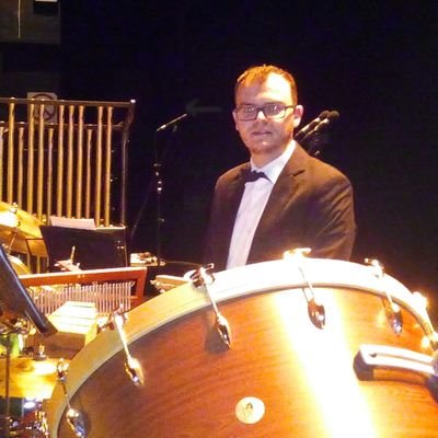 C.S.M. Manuel Castillo (Sevilla). Profesor de música, especializado en Percusión.
Músico-percusionista.