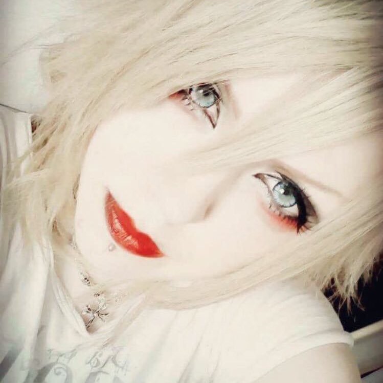 {れいがって読みます} 大阪バー勤務😈BugLug己龍MEJIBRAYRoyzR指定コドモドラゴンA9DIAURA💕絡み重視！！低浮上だけどよろしく(￣∀￣)お店来たい人DM来てね