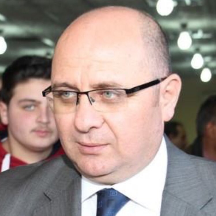 مؤمن بأن الفضيلة لاتجزأ والحياة بائسة دون مكارم الأخلاق .